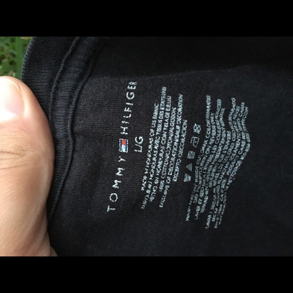 Vintage black 90s Tommy Hilfiger swag T-shirt - Picture 6 of 6